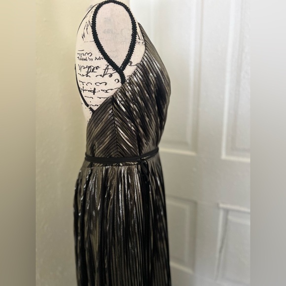 DAVIDS BRIDAL GALINA SIGNATURE
Metallic Pleated A-Line with Slit - Picture 8 of 9